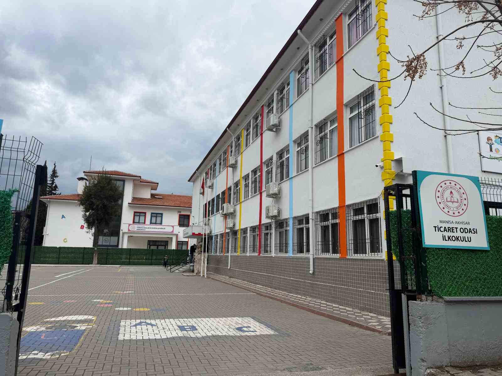 sinifin dusen tavan sivasi 3 ogrenciyi yaraladi 1 4zVLXq28