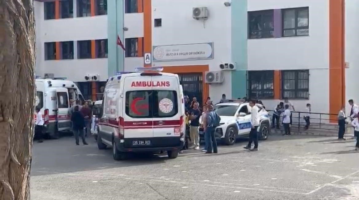 Sınıfın içinde yangın tüpü sıktılar: Çoğu öğrenci tozdan etkilendi 4 sinifin icinde yangin tupu siktilar cogu ogrenci tozdan etkilendi 0 zQm7a6s7