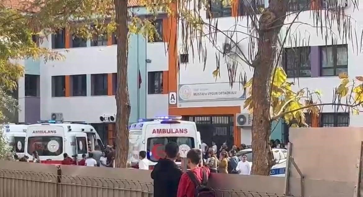 Sınıfın içinde yangın tüpü sıktılar: Çoğu öğrenci tozdan etkilendi 5 sinifin icinde yangin tupu siktilar cogu ogrenci tozdan etkilendi 1 j9I8ybdy