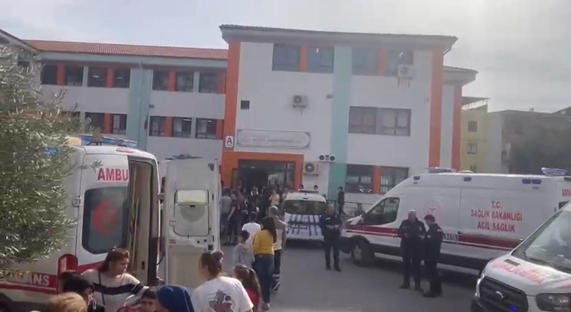 Sınıfın içinde yangın tüpü sıktılar: Çoğu öğrenci tozdan etkilendi 6 sinifin icinde yangin tupu siktilar cogu ogrenci tozdan etkilendi 2 eWhUBB4D