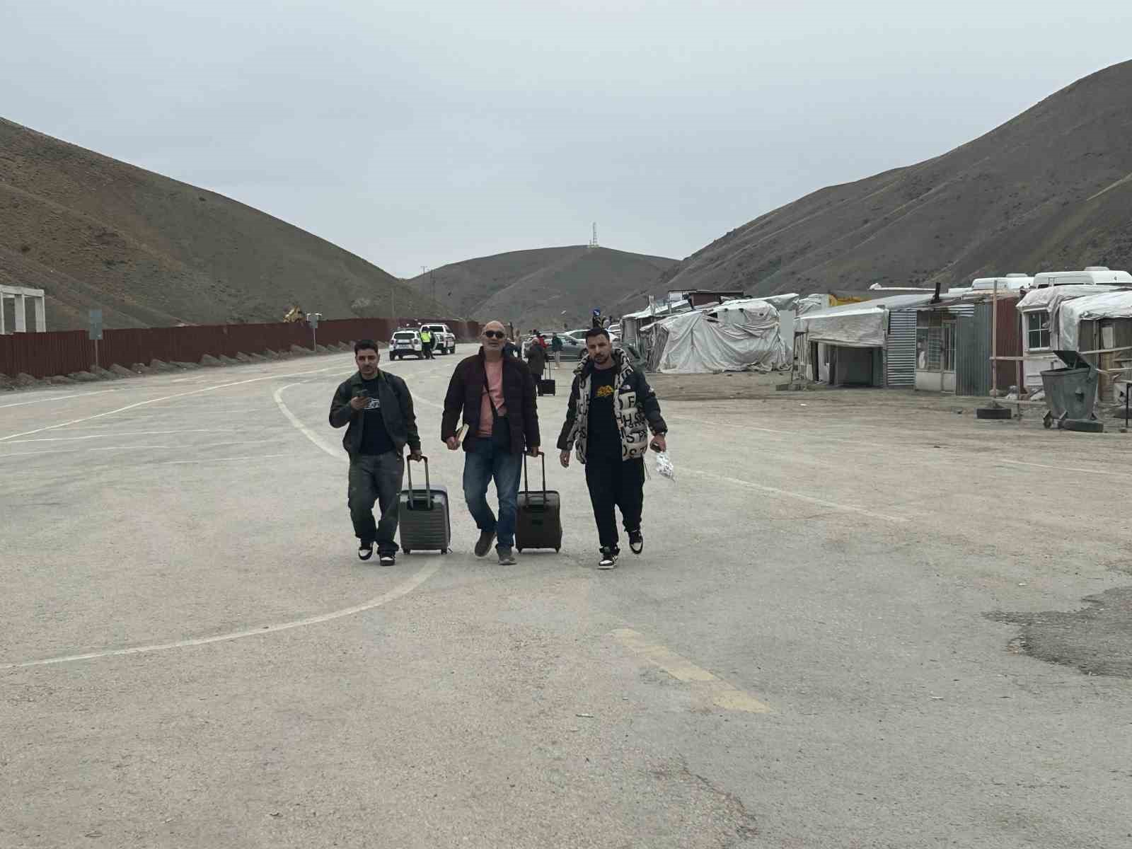 Sınır kapılarında sevkiyatlar koordineli, yolcu geçişleri kontrollü sürdürülüyor 5 sinir kapilarinda sevkiyatlar koordineli yolcu gecisleri kontrollu surduruluyor 1 dOaBQIbi