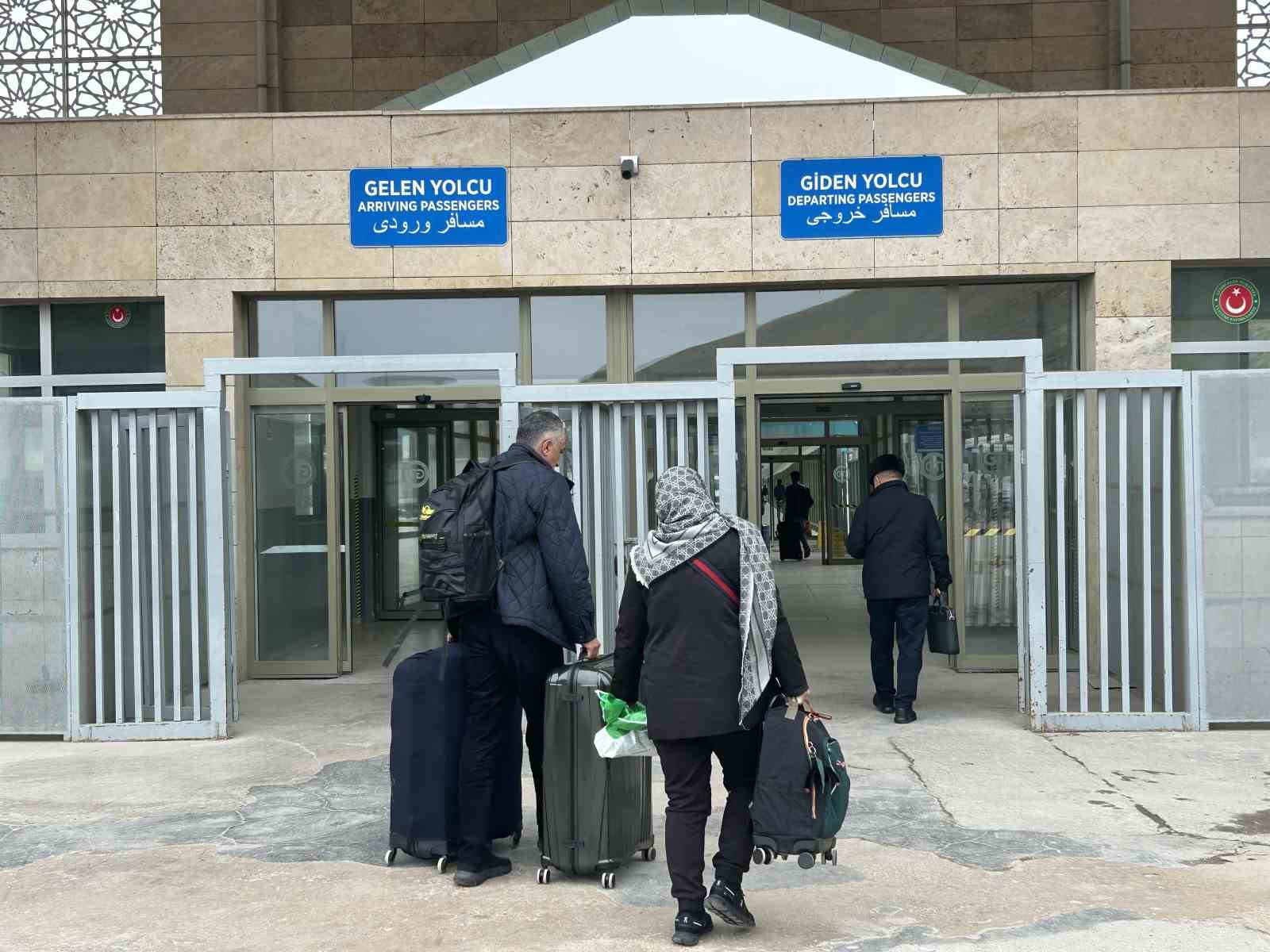 Sınır kapılarında sevkiyatlar koordineli, yolcu geçişleri kontrollü sürdürülüyor 6 sinir kapilarinda sevkiyatlar koordineli yolcu gecisleri kontrollu surduruluyor 2 5KmfcaTp