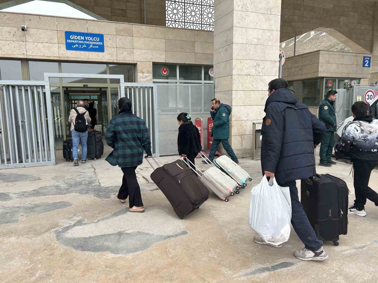 Sınır kapılarında sevkiyatlar koordineli, yolcu geçişleri kontrollü sürdürülüyor 7 sinir kapilarinda sevkiyatlar koordineli yolcu gecisleri kontrollu surduruluyor 3 fsKN29sR