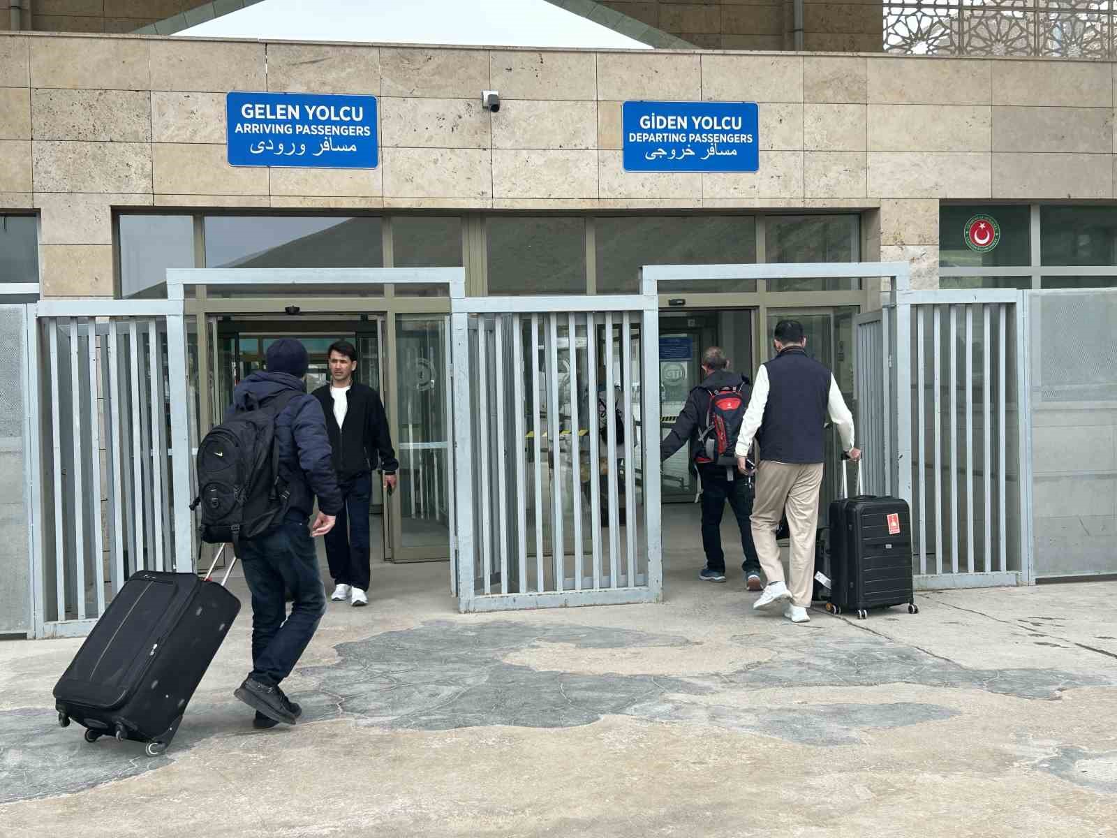 Sınır kapılarında sevkiyatlar koordineli, yolcu geçişleri kontrollü sürdürülüyor 8 sinir kapilarinda sevkiyatlar koordineli yolcu gecisleri kontrollu surduruluyor 4 6cLIm9He