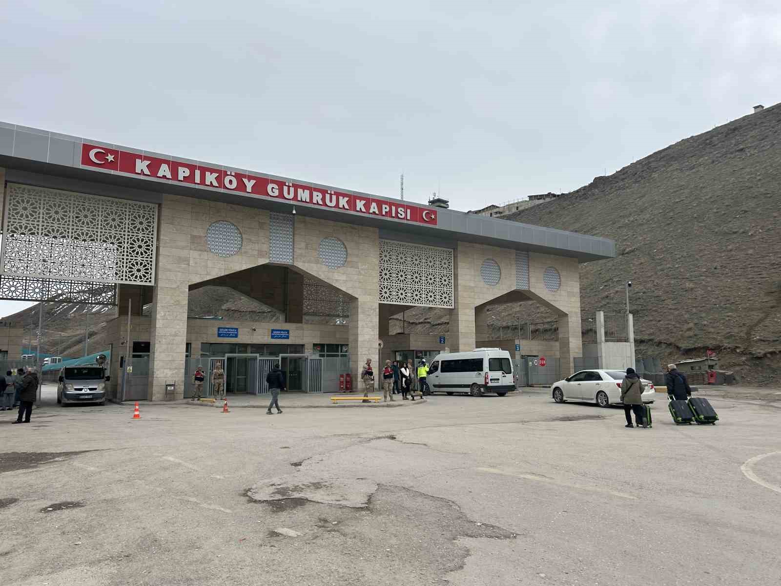 Sınır kapılarında sevkiyatlar koordineli, yolcu geçişleri kontrollü sürdürülüyor 9 sinir kapilarinda sevkiyatlar koordineli yolcu gecisleri kontrollu surduruluyor 5 8Qwwbe76