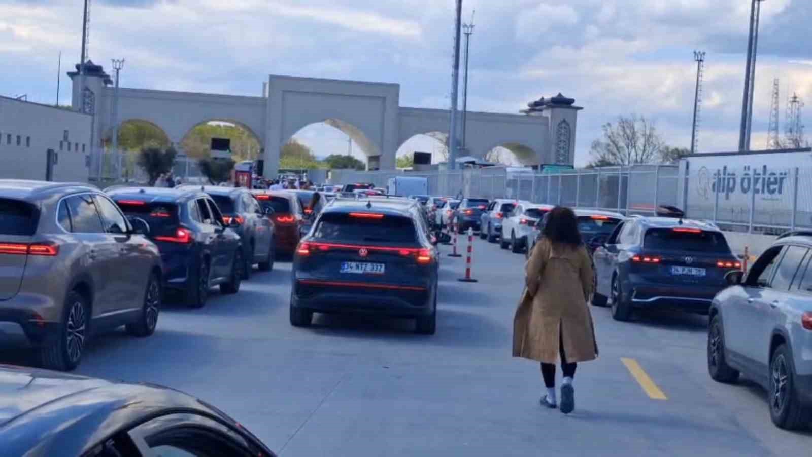 sinir kapisinda 23 nisan yogunlugu saatlerdir karsiya gecmeyi bekliyorlar 0 YRzzPPPQ