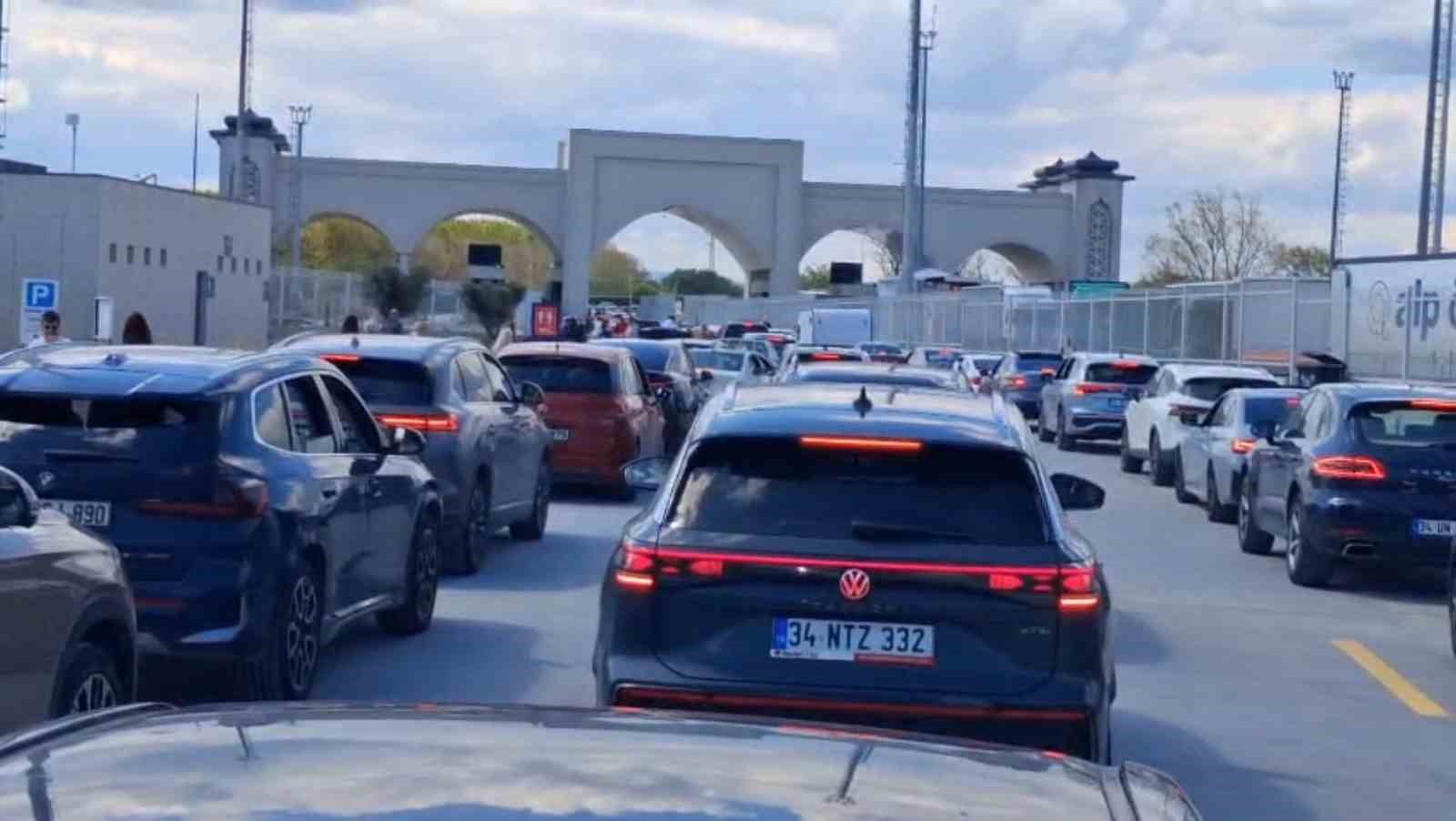 sinir kapisinda 23 nisan yogunlugu saatlerdir karsiya gecmeyi bekliyorlar 1 nLNy1kHc