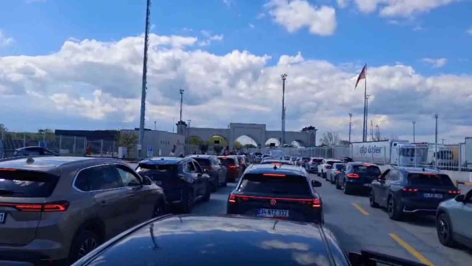 sinir kapisinda 23 nisan yogunlugu saatlerdir karsiya gecmeyi bekliyorlar 2