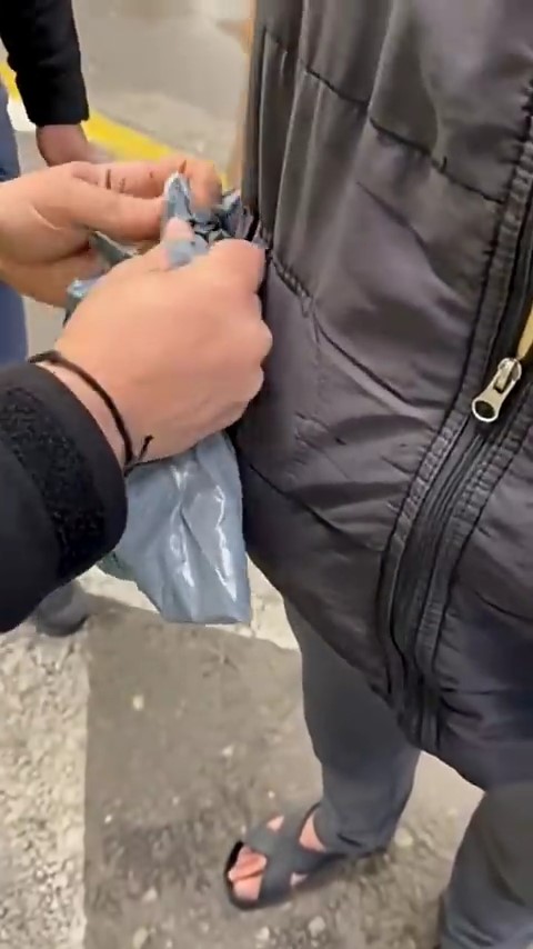 sinir kapisinda cebine sakladigi botoks maddesiyle yakalandi 2 Ne8bvADu