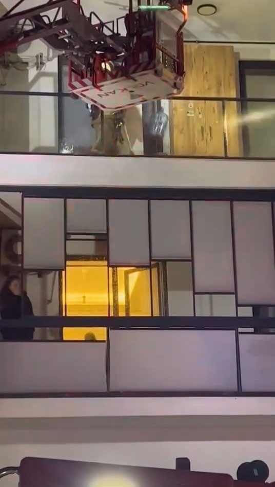 sinir krizi geciren kadin evi atese vermek istedi 1 sWjQ5RIZ