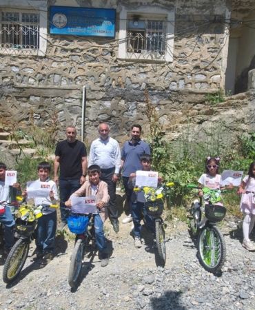 sinirda-karne-sevinci-bisiklet-hediyesiyle-taclandi-DP3qLLO2.jpg