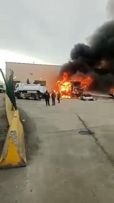 sinirda korkutan patlama tir kule dondu 0 mHqMUtHU