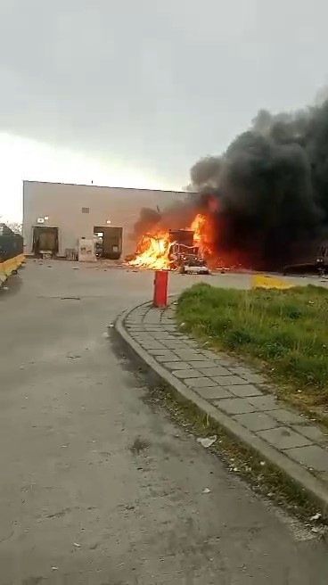 sinirda korkutan patlama tir kule dondu 4 slFePd3L