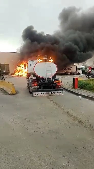 sinirda korkutan patlama tir kule dondu 5 ARKZD2YA