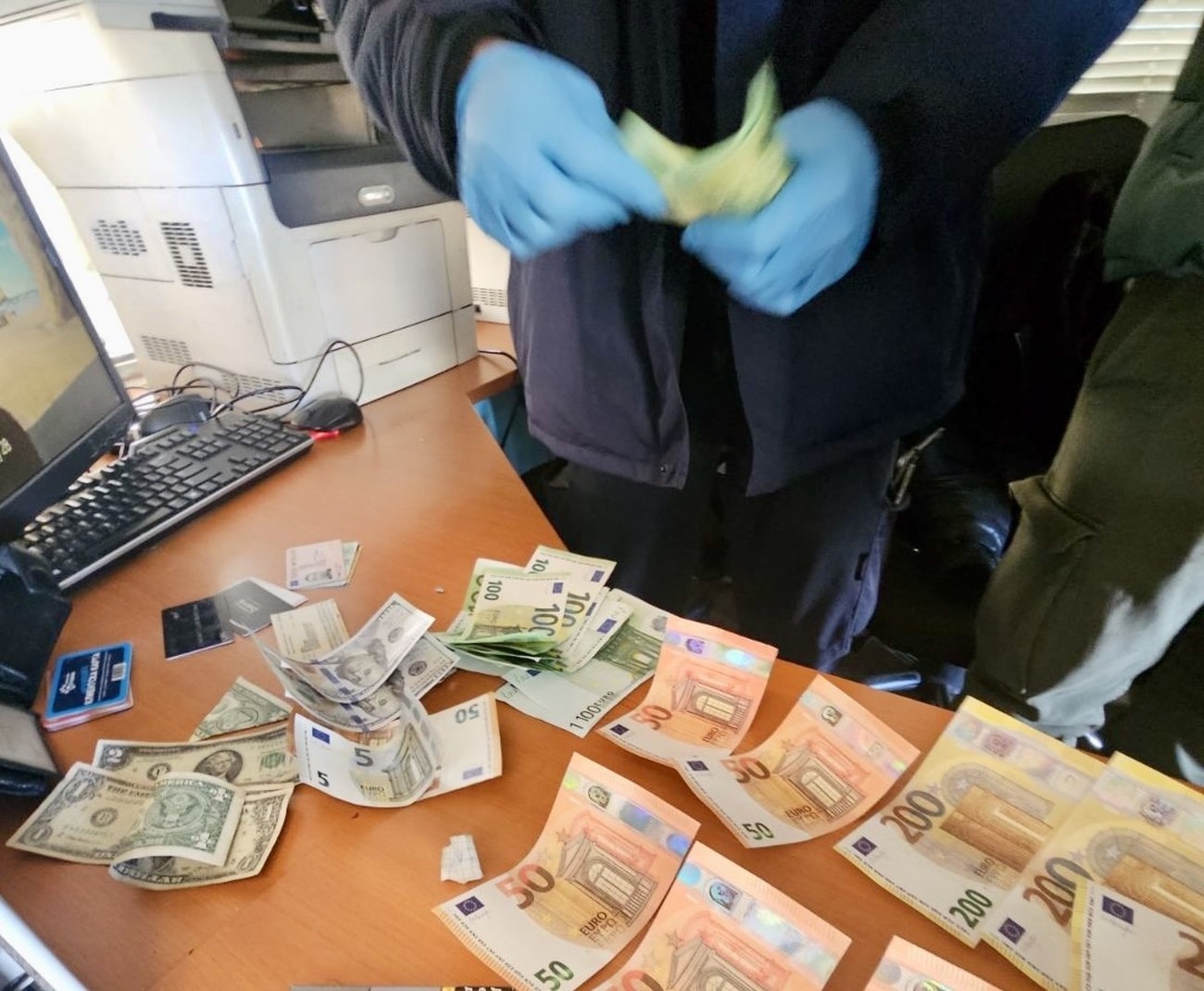 sinirda sahte euro ele gecirildi bulgar surucu gozaltinda 1 KSdiwnVY
