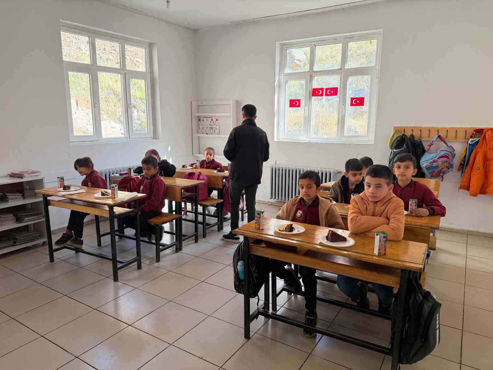 Sınırdaki öğrencilere pasta sürprizi 5 sinirdaki ogrencilere pasta surprizi 1 BAQaNf2U