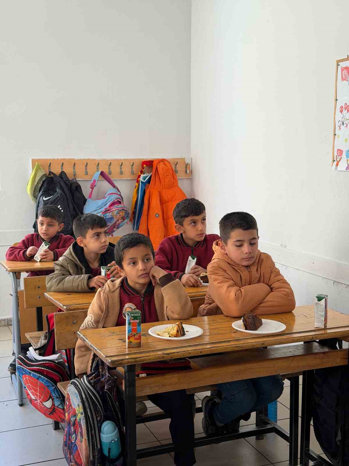 Sınırdaki öğrencilere pasta sürprizi 9 sinirdaki ogrencilere pasta surprizi 5 wzgekzb5