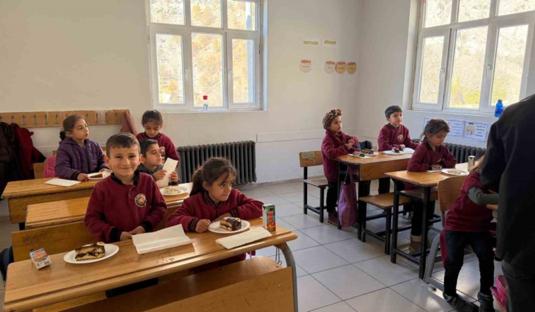 sinirdaki-ogrencilere-pasta-surprizi-mriP4Qcs.jpg