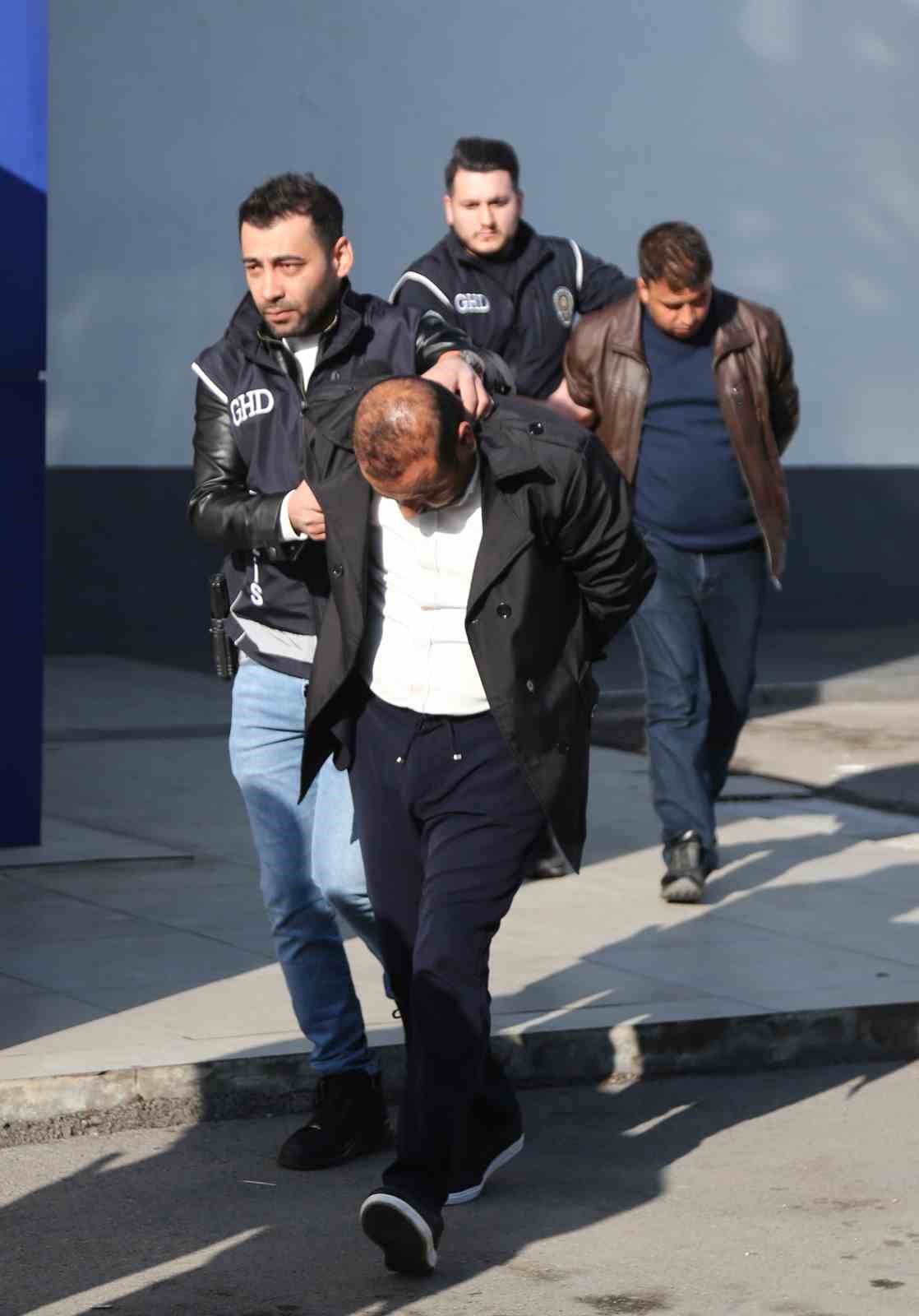 siniri 4 bin dolara geciyorlarmis gocmen kacakcisi 4 supheli tutuklandi 1 n4UEhV1k
