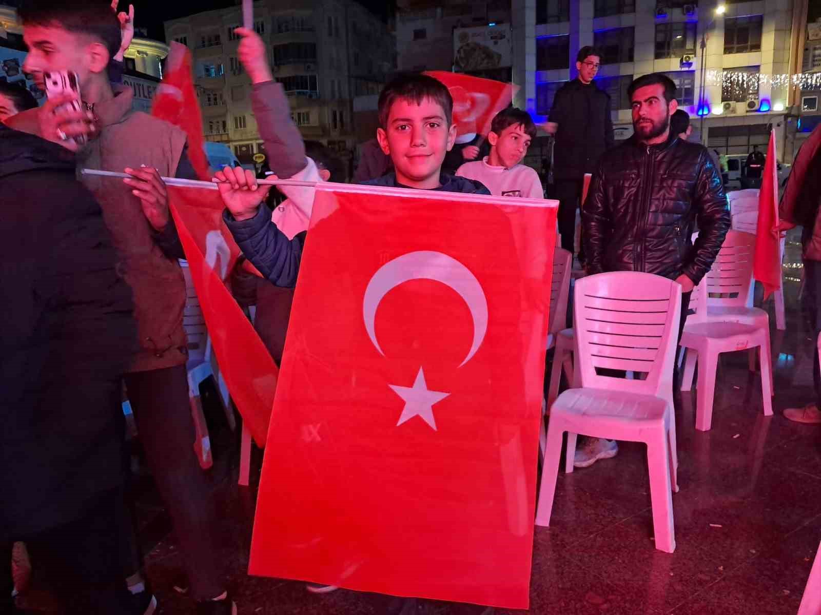 sinirin sifir noktasinda dunya kupasi coskusu turk bayraklari dalgalandi 1 E8IPg6La