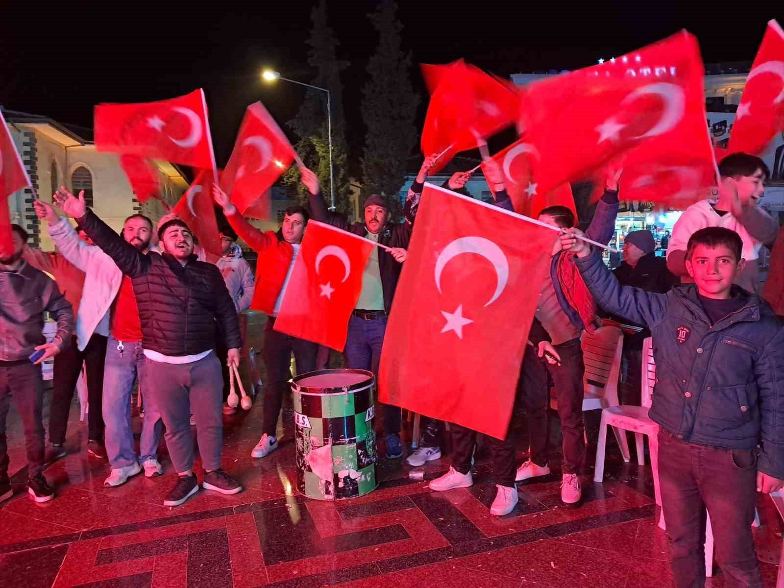 sinirin sifir noktasinda dunya kupasi coskusu turk bayraklari dalgalandi 2 Xq6DCKj8