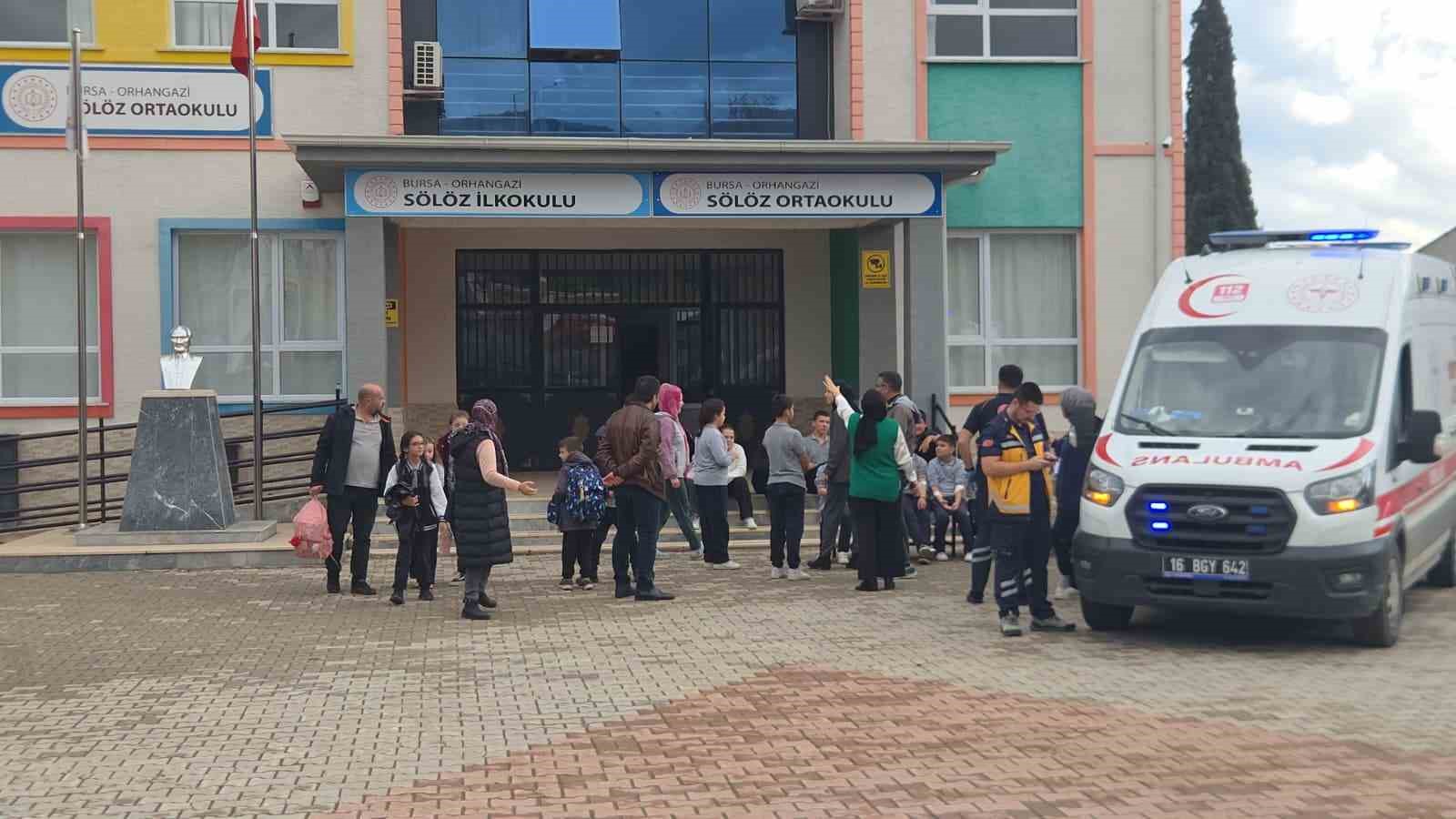 sinitzel ve makarna yiyen ogrenciler hastaneye kaldirildi 20 ogrenci ambulansla sevk edildi 0 VvwaJZH7