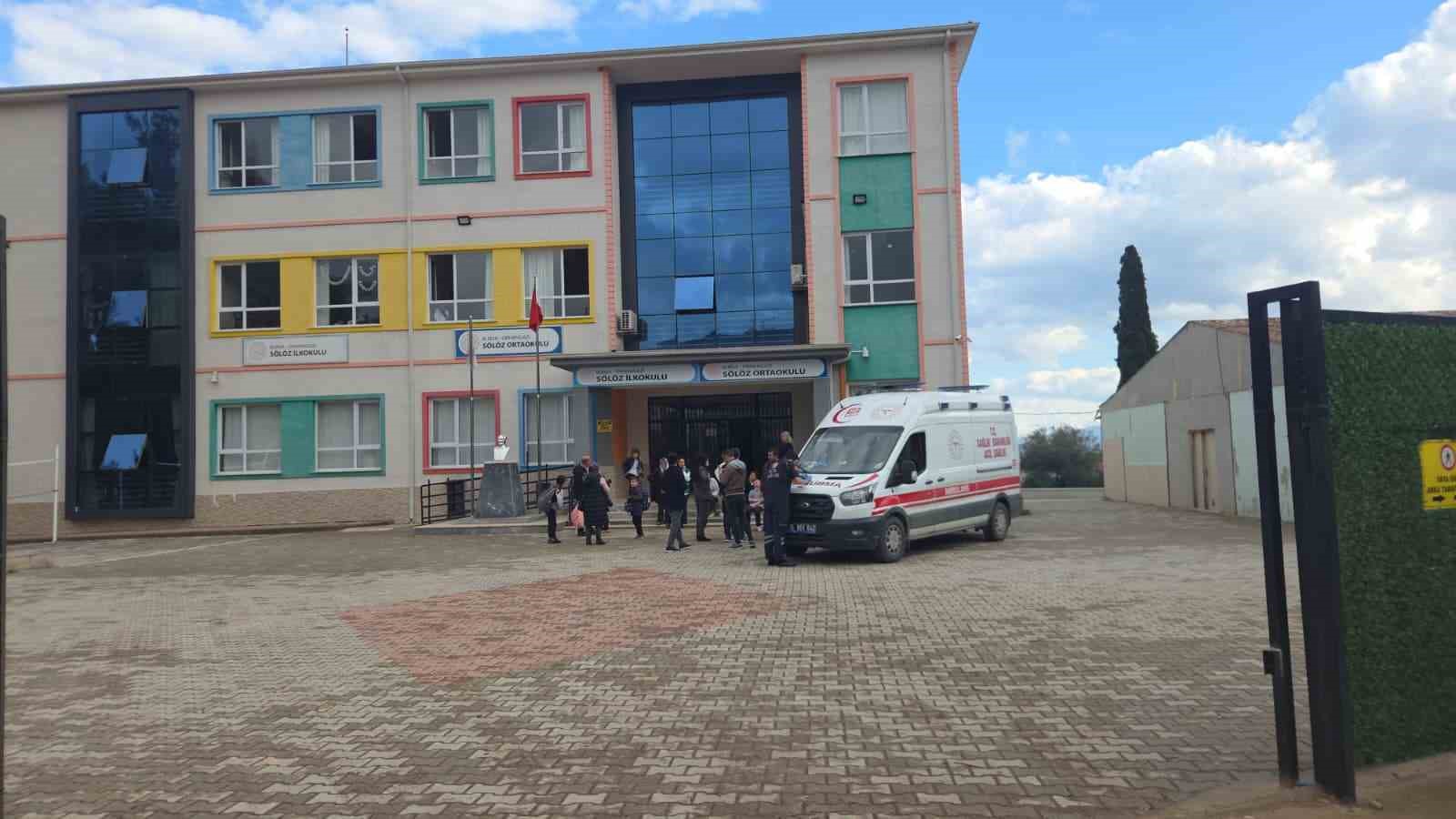 sinitzel ve makarna yiyen ogrenciler hastaneye kaldirildi 20 ogrenci ambulansla sevk edildi 1