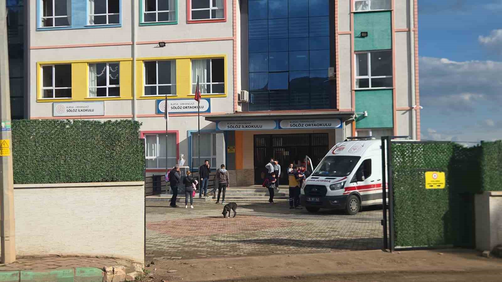 sinitzel ve makarna yiyen ogrenciler hastaneye kaldirildi 20 ogrenci ambulansla sevk edildi 2 Dh6d6CCb