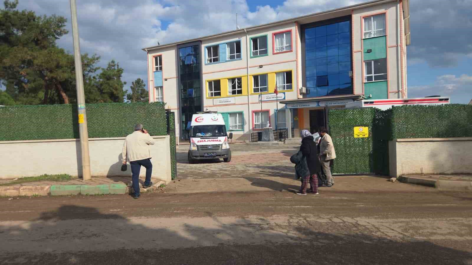sinitzel ve makarna yiyen ogrenciler hastaneye kaldirildi 20 ogrenci ambulansla sevk edildi 3 ctsCCKzq