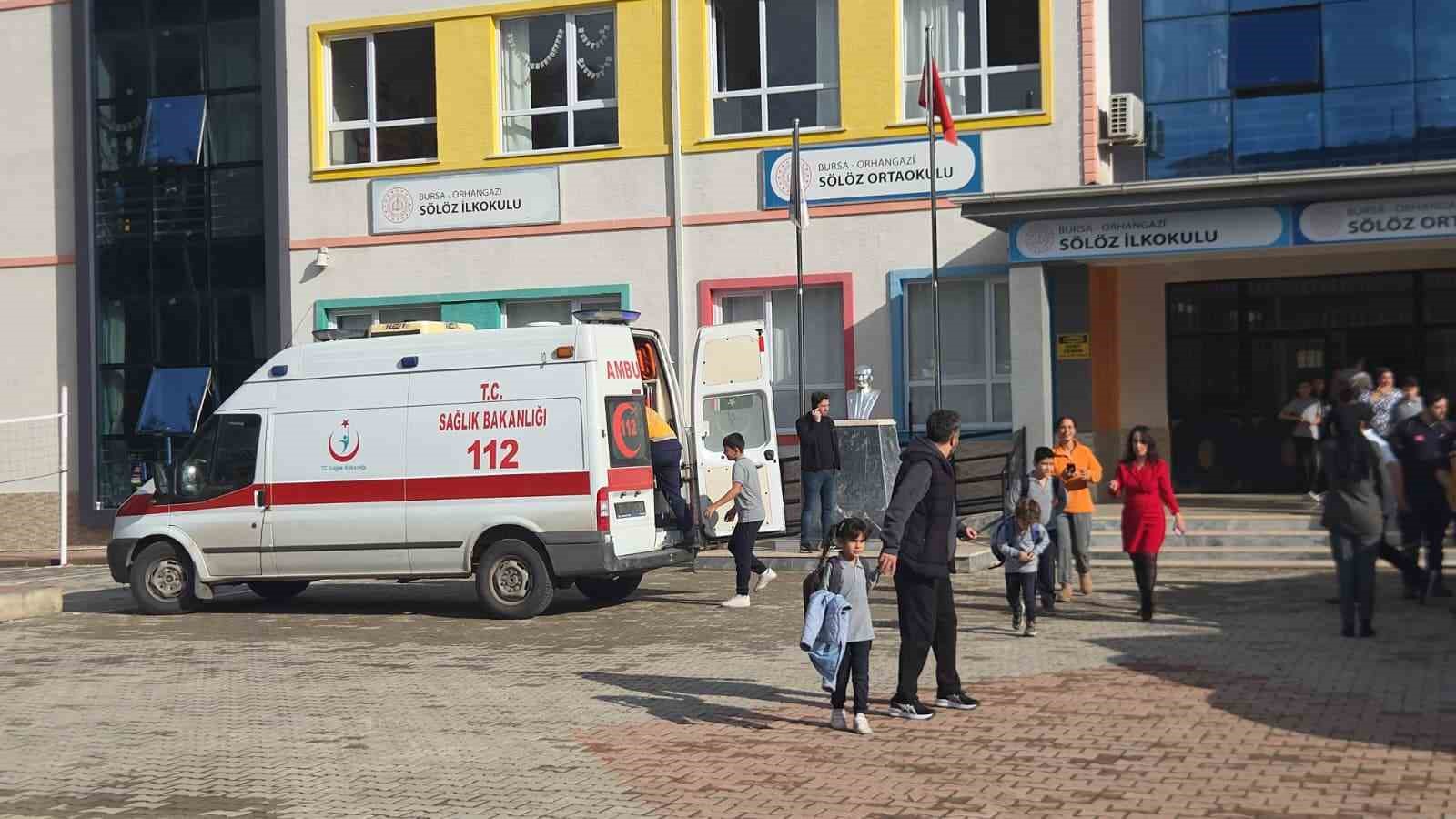 sinitzel ve makarna yiyen ogrenciler hastaneye kaldirildi 20 ogrenci ambulansla sevk edildi 6 lOW3jGY8