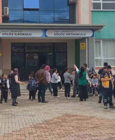 sinitzel-ve-makarna-yiyen-ogrenciler-hastaneye-kaldirildi-20-ogrenci-ambulansla-sevk-edildi-x2lvtsSg.jpg