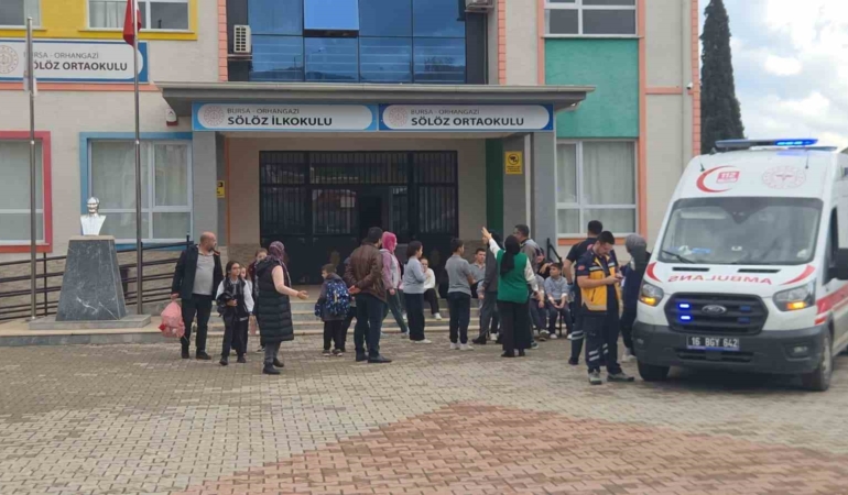 sinitzel-ve-makarna-yiyen-ogrenciler-hastaneye-kaldirildi-20-ogrenci-ambulansla-sevk-edildi-x2lvtsSg.jpg
