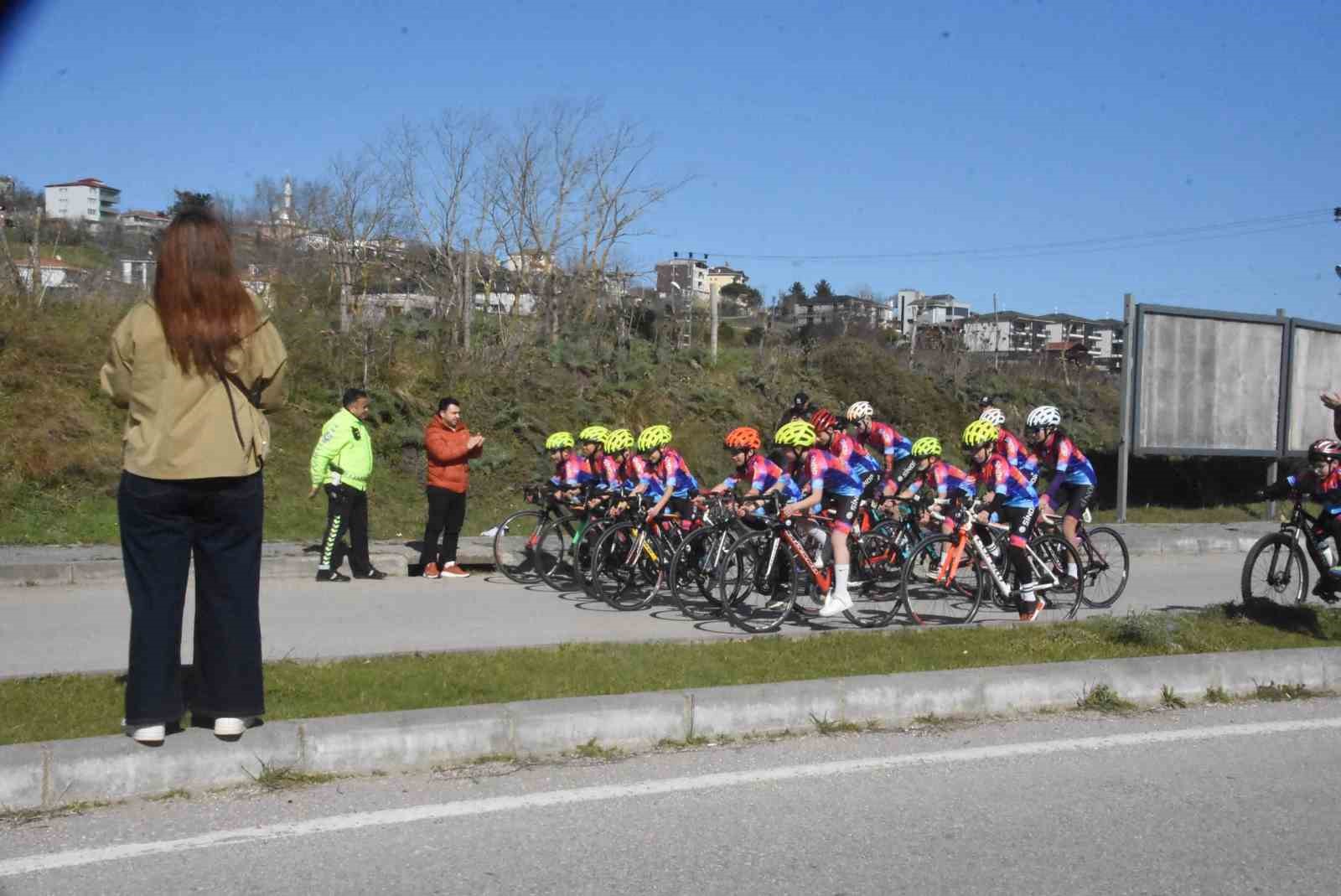 sinoplu bisikletcilerin sampiyona mesaisi 0