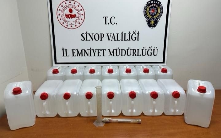 sinopta-2025-yilinda-2-bin-400-litre-sahte-alkol-ele-gecirildi-OOs4zLpT.jpg