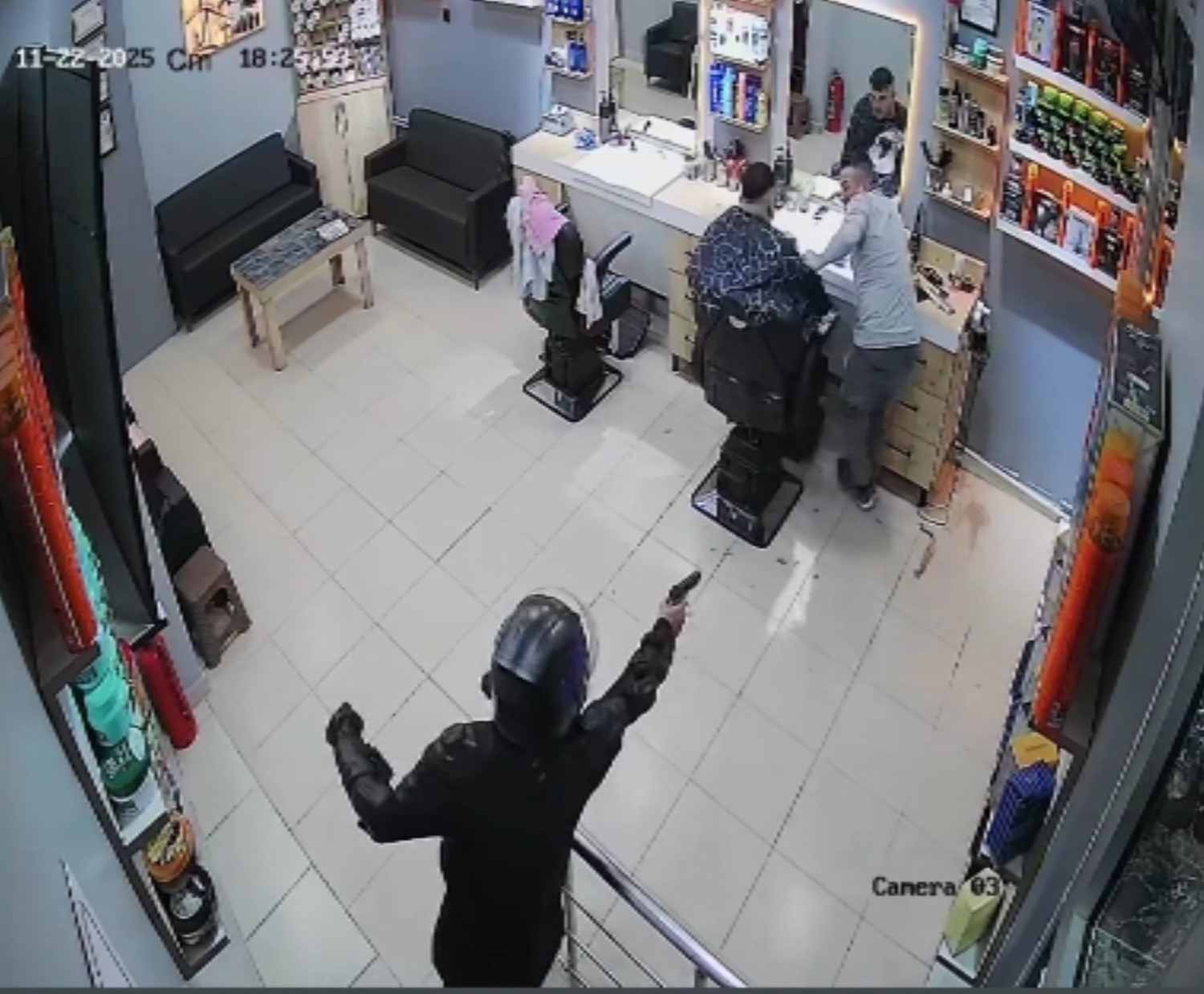 sinopta berber dukkanina silahli saldiri o anlar kamerada 0 ijrCDtv4
