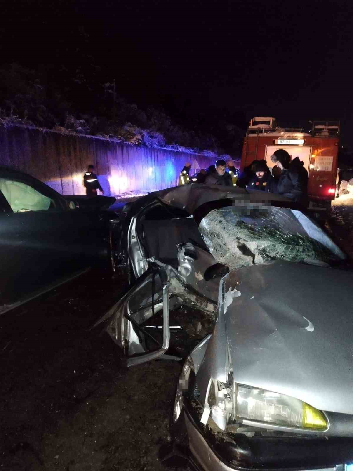 sinopta iki otomobil kafa kafaya carpisti 2 olu 3 yarali 0 Zl9jKtPR