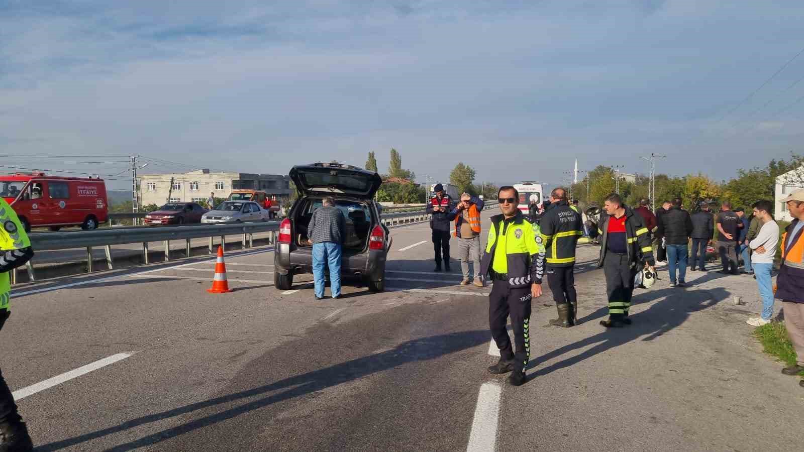 sinopta otomobil traktore arkadan carpti 2 yarali 1 6ngA8apB