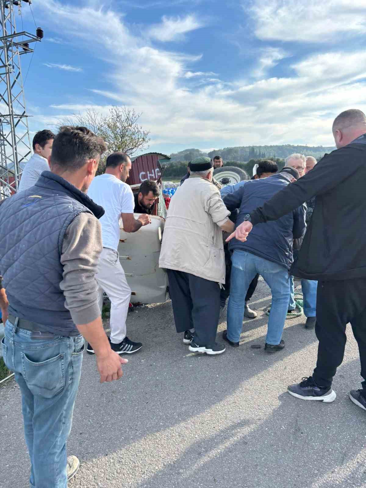sinopta otomobil traktore arkadan carpti 2 yarali 3 HuaWgDhw