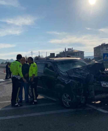 sinopta-otomobil-traktore-arkadan-carpti-2-yarali-8eTEsYUf.jpg