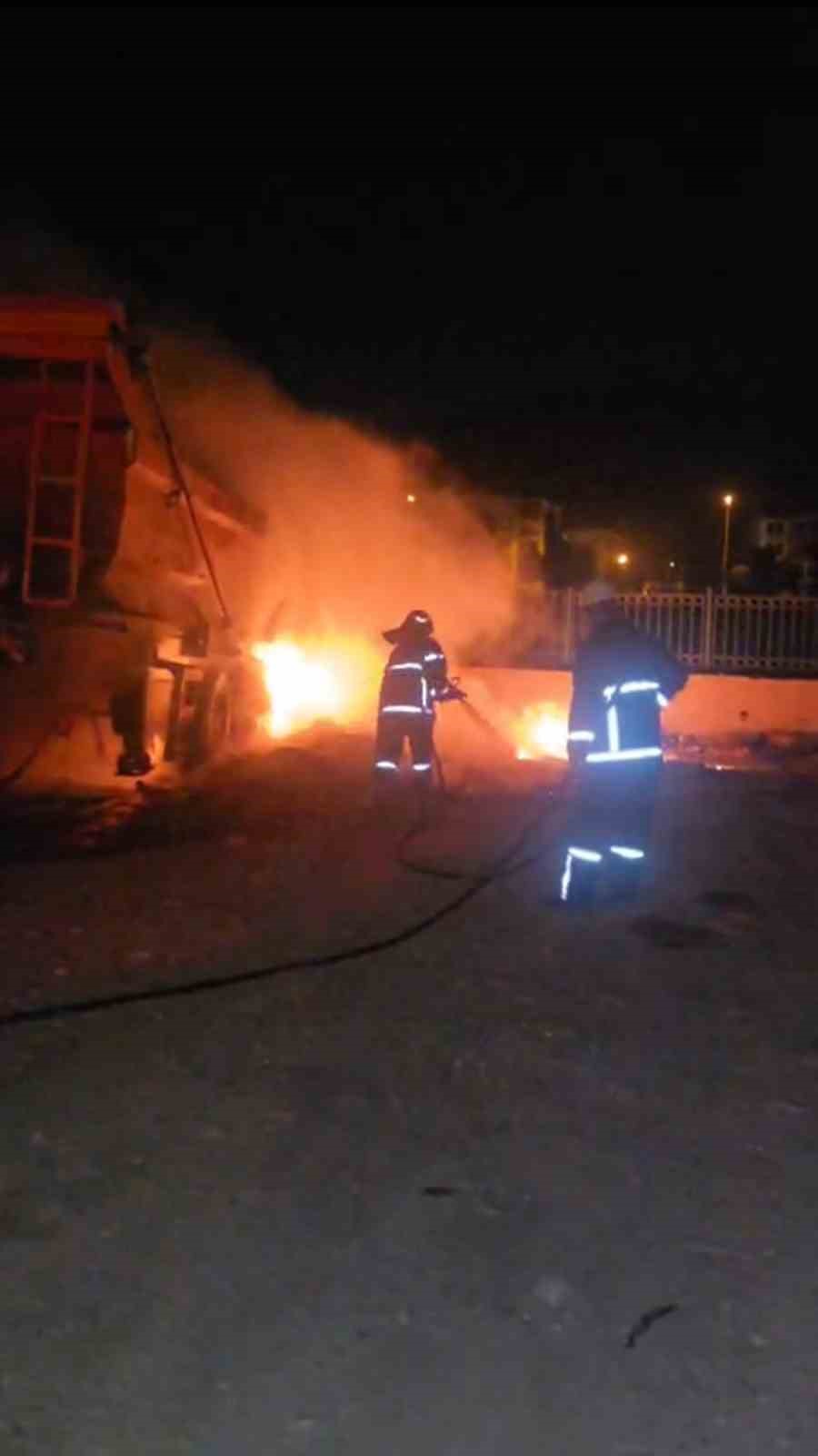sinopta park halindeki tir dorsesi alev alev yandi 0 SCakg3Cq
