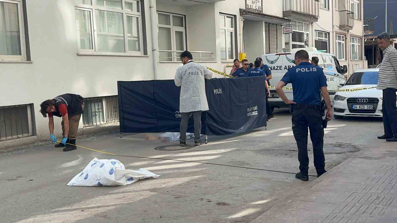 sinopta pencereden dusen alzheimer hastasi yasli adam hayatini kaybetti 1 kyqdilY3