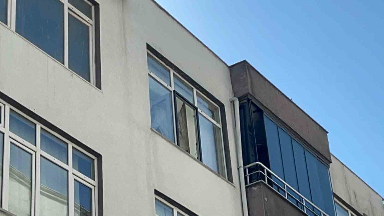 sinopta pencereden dusen alzheimer hastasi yasli adam hayatini kaybetti 2 pAAh6KQL