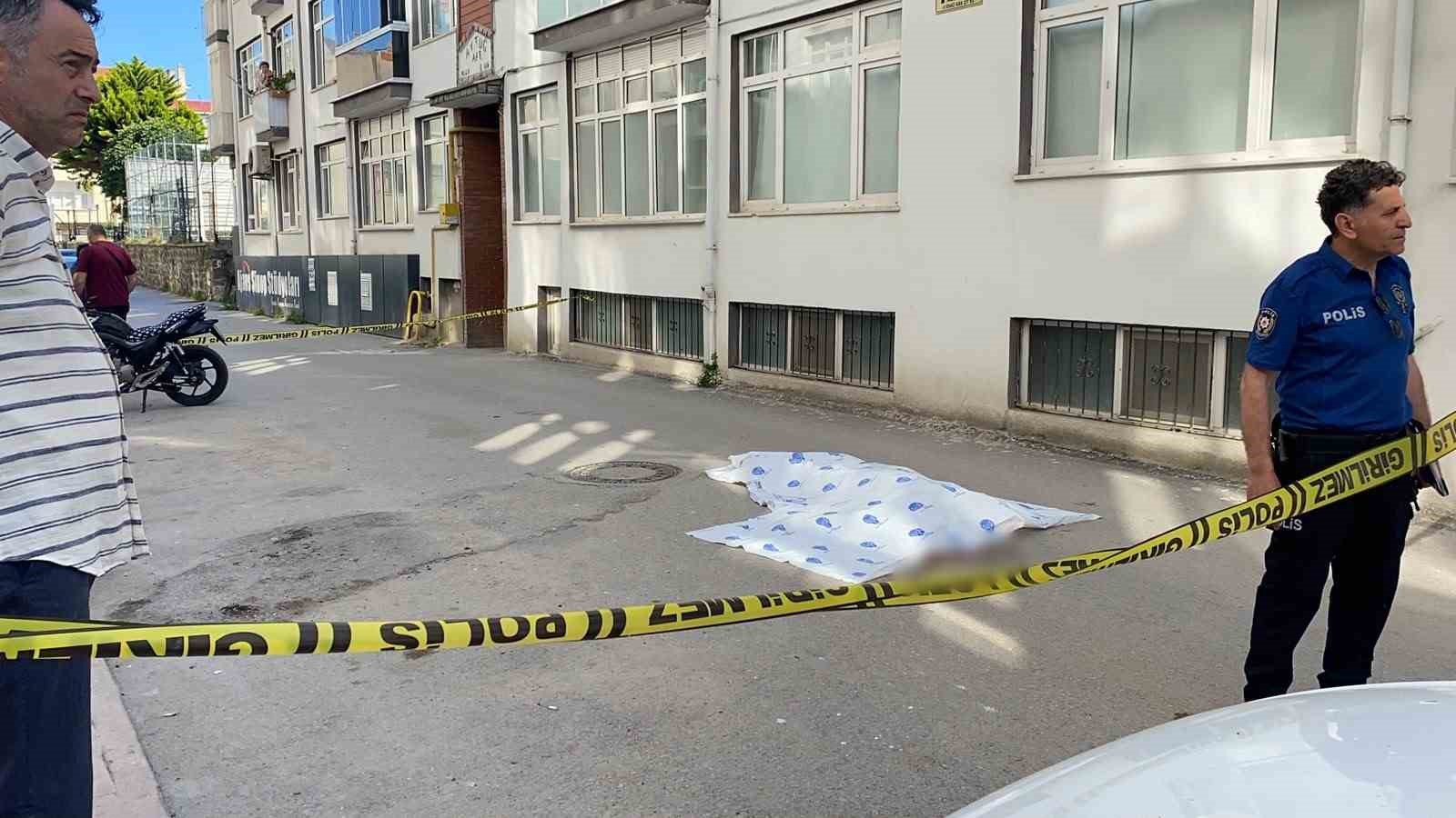 sinopta pencereden dusen alzheimer hastasi yasli adam hayatini kaybetti 3 HAl1W6Q4