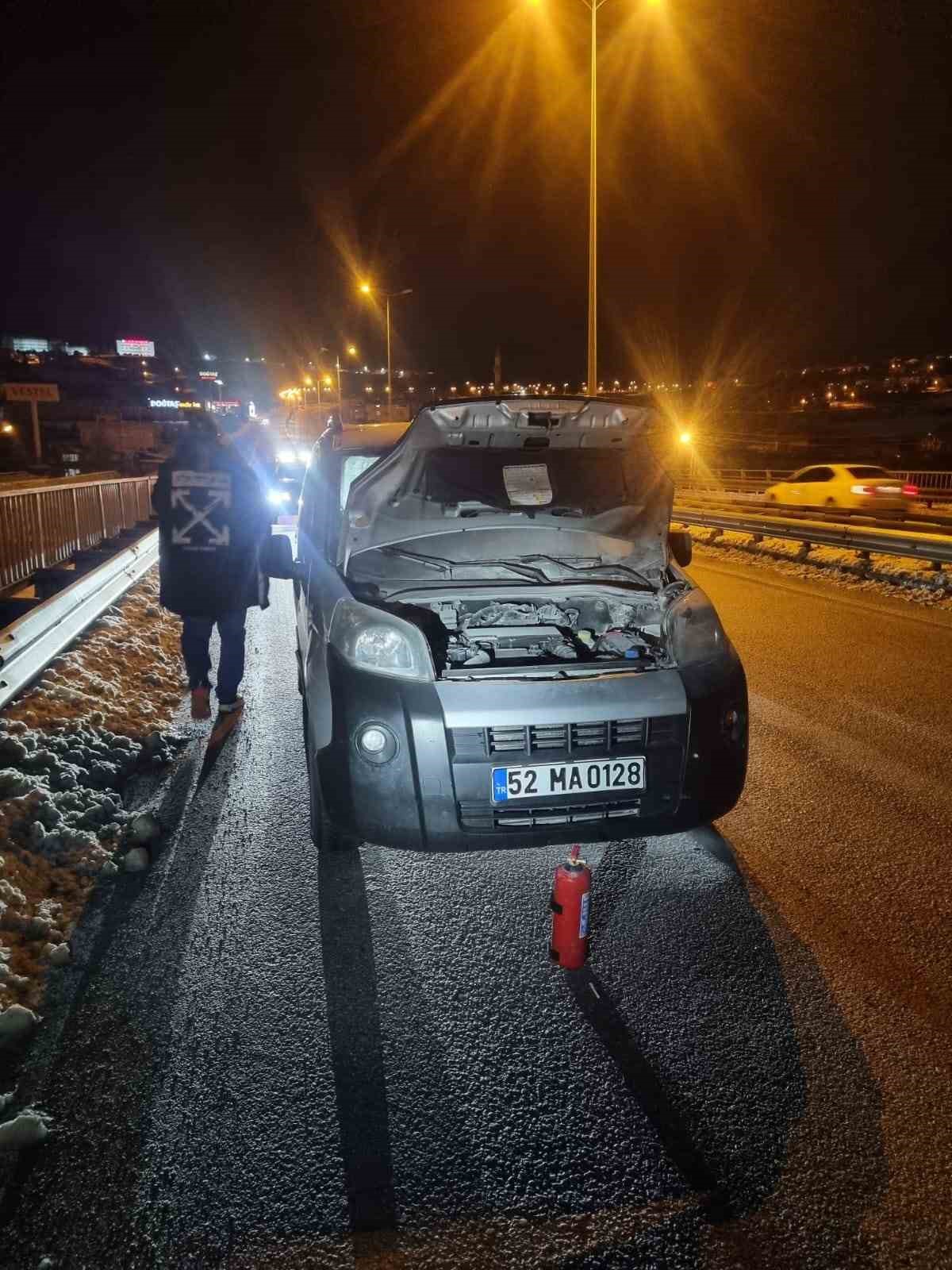 sinopta seyir halindeki hafif ticari arac alev aldi 1 1kfBYLMy
