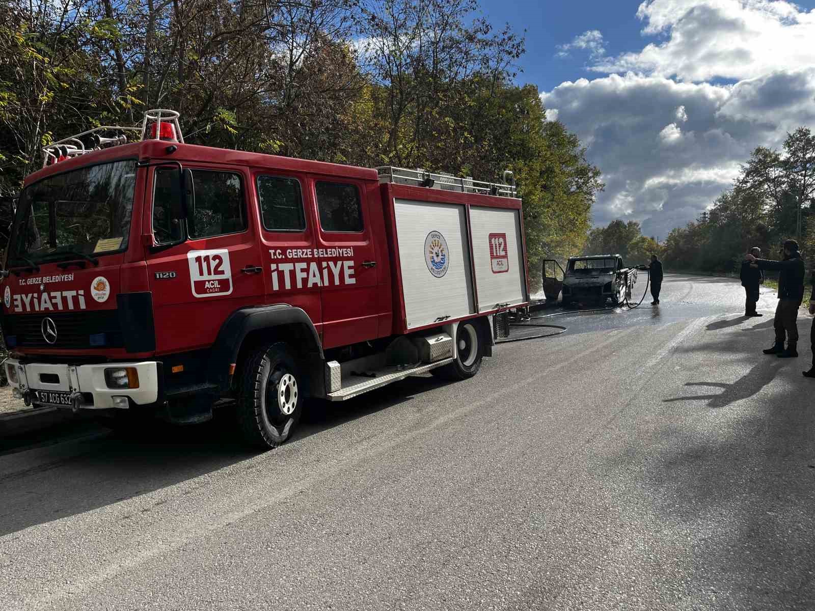 Sinop’ta seyir halindeki kamyonet alevlere teslim oldu 6 sinopta seyir halindeki kamyonet alevlere teslim oldu 2 KNejcv26