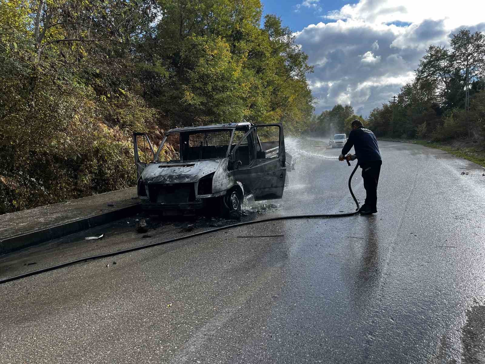 Sinop’ta seyir halindeki kamyonet alevlere teslim oldu 7 sinopta seyir halindeki kamyonet alevlere teslim oldu 3