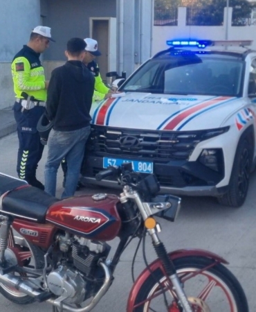 sinopta-trafigi-tehlikeye-atan-motosikletli-yakalandi-K4GqqXVz.jpg