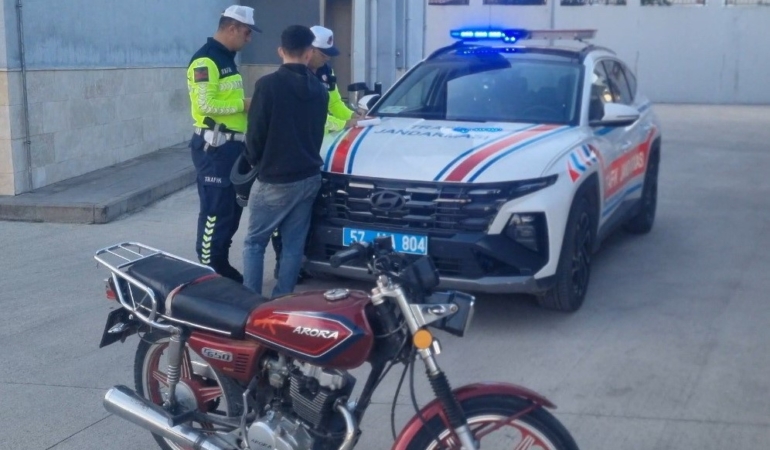 sinopta-trafigi-tehlikeye-atan-motosikletli-yakalandi-K4GqqXVz.jpg