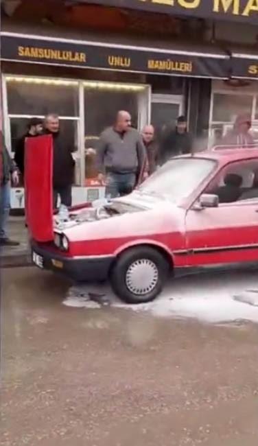 sinopta yanan otomobile esnafin mudahalesi faciayi onledi 1