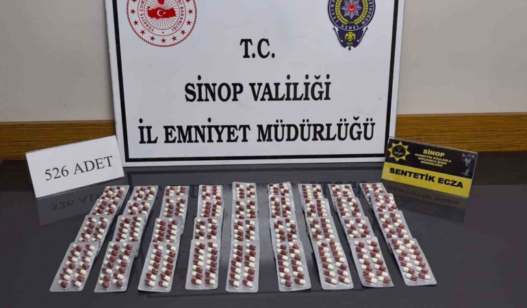 sinopta-zehir-tacirlerine-darbe-526-sentetik-ecza-ile-yakalanan-2-supheli-tutuklandi-EDFVRJlD.jpg